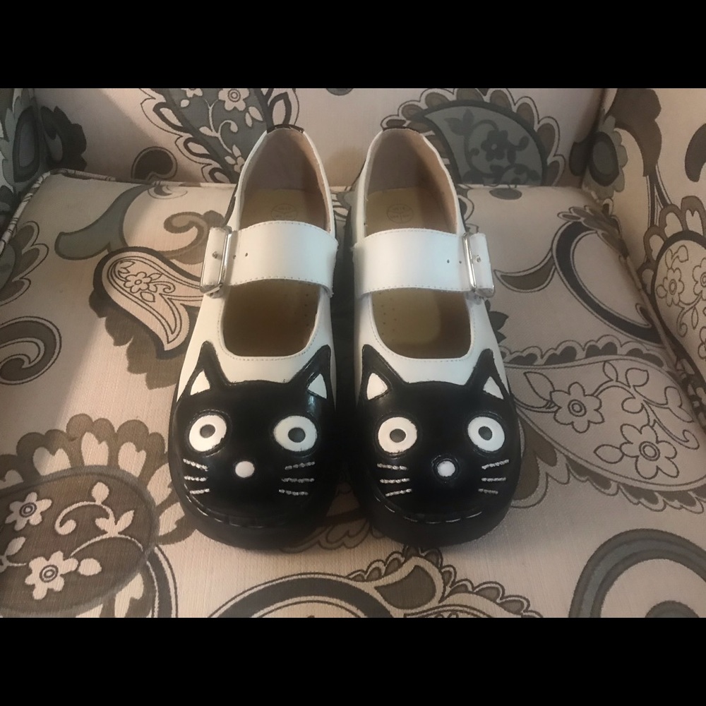 Practically New Black & White Kitty Cat Mary Janes